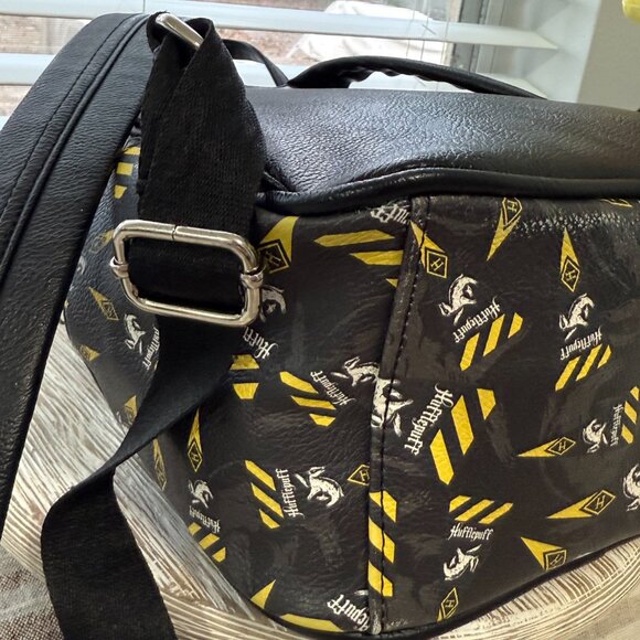 LOUNGEFLY HARRY POTTER HUFFLEPUFF BADGER 13" BACKPACK BLACK YELLOW DISNEY SCHOOL - Picture 9 of 14